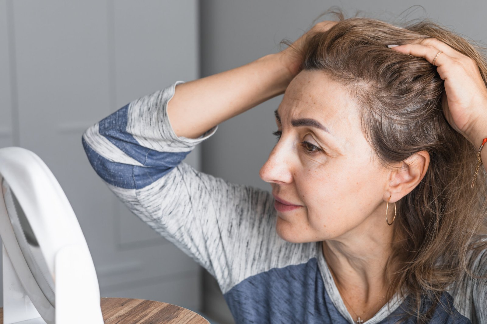 Γυναικεία αραίωση μαλλιών: Αίτια και σύγχρονες λύσεις